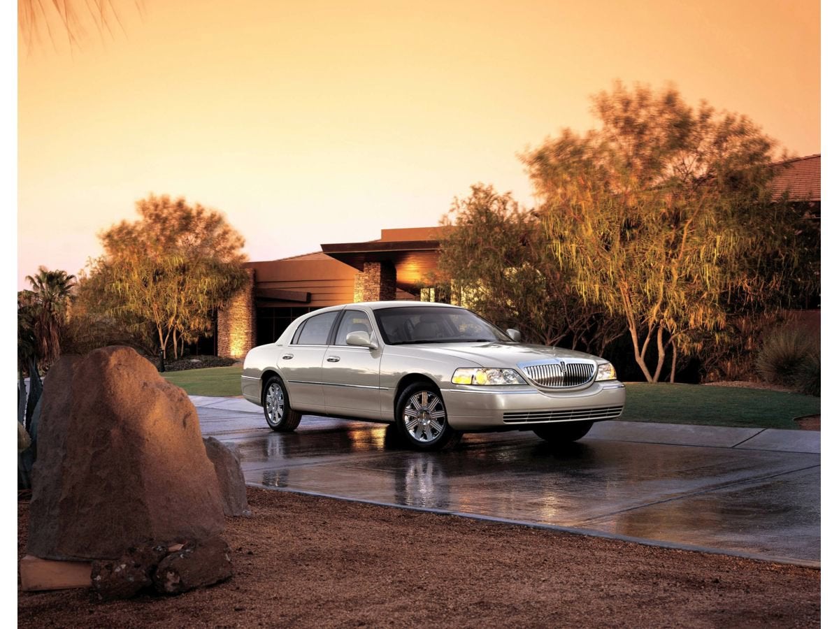 2005 Lincoln Town Car Signature Limited